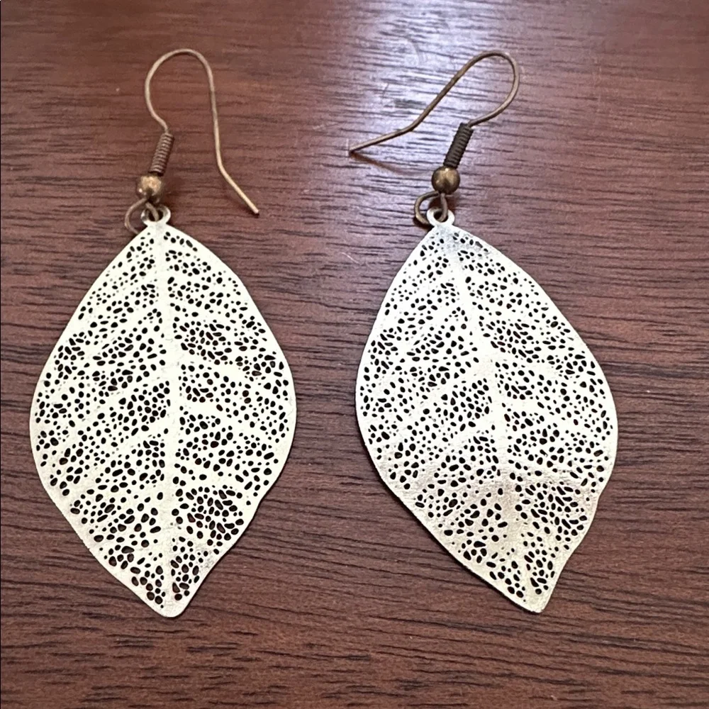 🩶 Women’s earrings silver tone leaf shaped euc